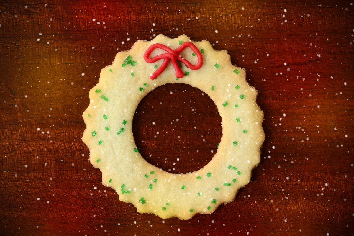 Χριστουγεννιάτικα μπισκότα με ξύσμα λεμονιού σε σχήμα στεφάνι