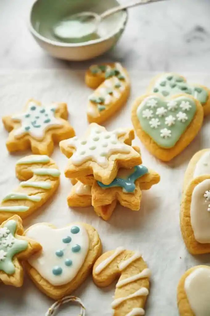 Εύκολη συνταγή για χριστουγεννιάτικα αλλά vegan μπισκότα με ζαχαρόπαστα