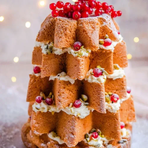 Χριστουγεννιάτικο Pandoro γεμιστό με mascarpone, φιστίκια Αιγίνης και φραγκοστάφυλα