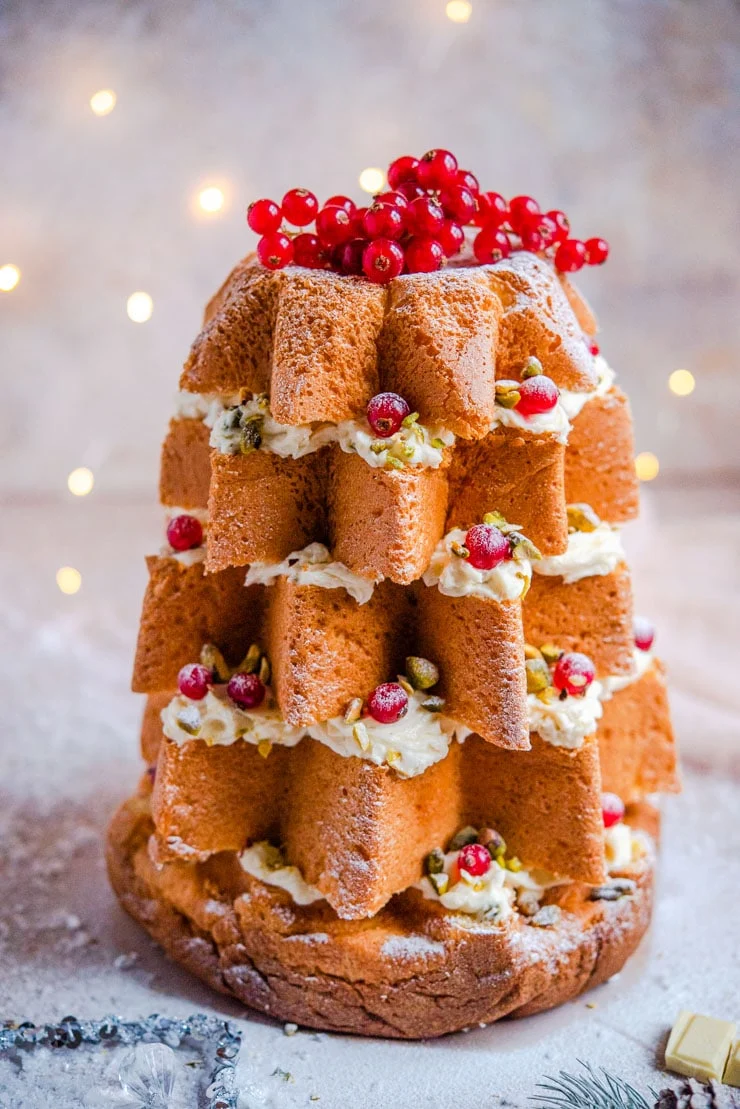 Χριστουγεννιάτικο Pandoro γεμιστό με mascarpone, φιστίκια Αιγίνης και φραγκοστάφυλα