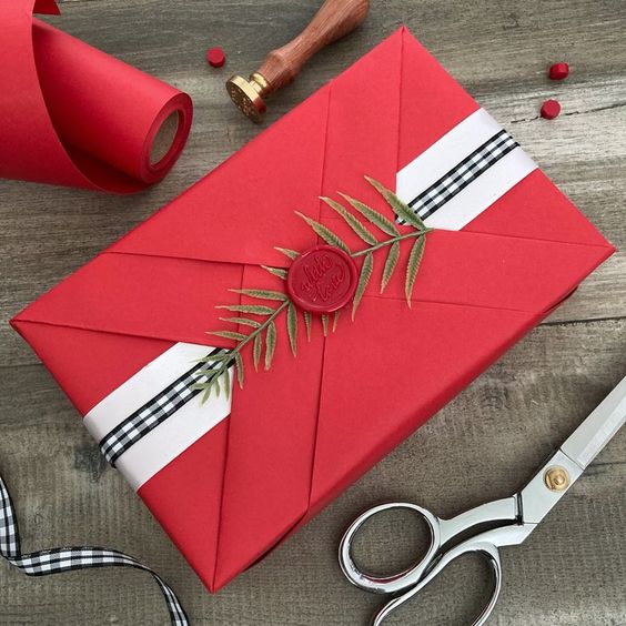 Πακετάρισε σε εορταστικό χαρτί ένα ρούχο για δώρο χωρίς να χρειάζεσαι να το βάλεις σε κουτί 