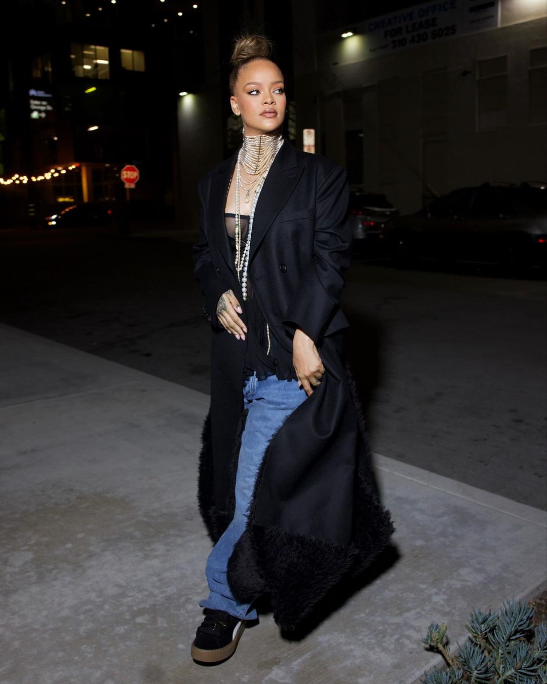 Βάλε όπως η Rihanna πέρλες, εσώρουχα με jeans και sneakers για ένα εναλλακτικό new year's eve look