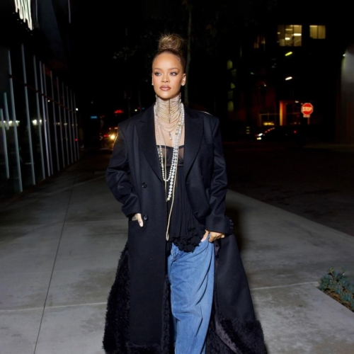30/12 Βάλε όπως η Rihanna πέρλες, εσώρουχα με jeans και sneakers για ένα εναλλακτικό new year's eve look
