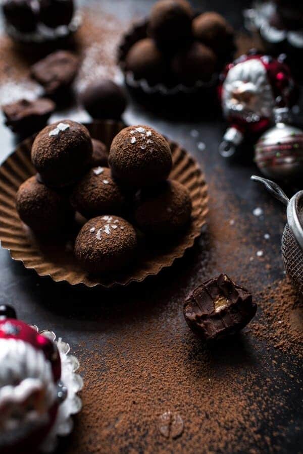 Με τις αλατισμένες τρούφες σοκολάτας καραμέλας με φυστικοβούτυρο ο Άγιος Βασίλης θα σε ευχαριστεί