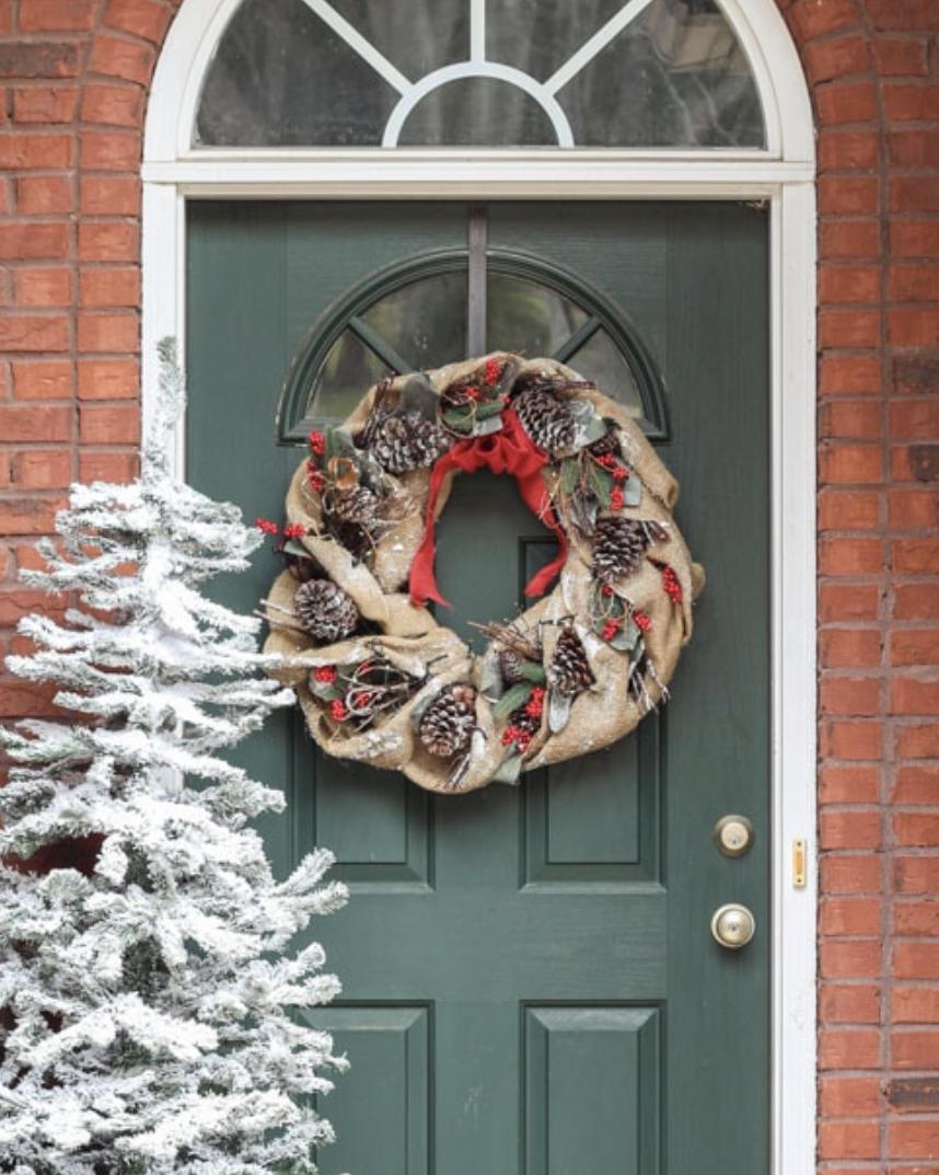4 DIY ιδέες για να φτιάξεις το χριστουγεννιάτικο στεφάνι που θα στολίσει την πόρτα του σπιτιού σου