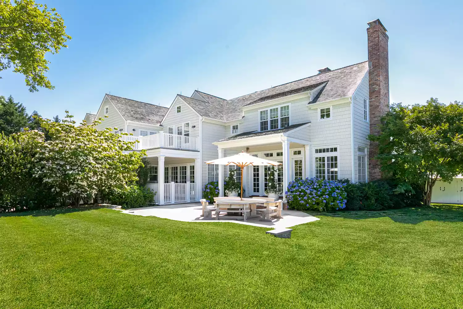 Ο Alec Baldwin ξέρει από σωστό Marketing! Πουλά το σπίτι του στο Hamptons μέσω ενός video