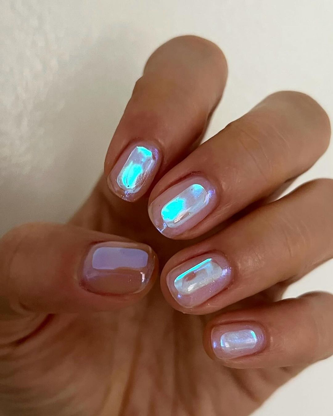 Aurora Nails: Τα ιριδίζοντα νύχια που μοιάζουν με τις αντανακλάσεις του Βόρειου Σέλας