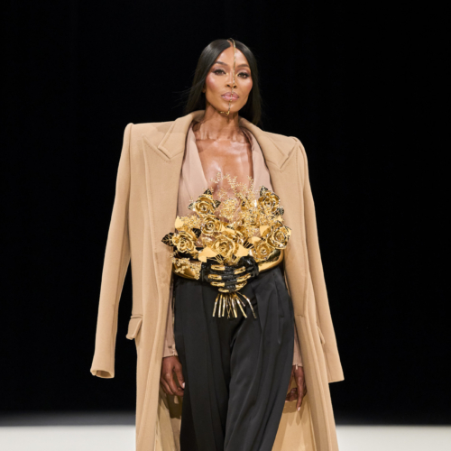 Η dramatic εμφάνιση της Naomi Campbell στο ανδρικό show του Balmain συνδύασε την τέχνη με τη μόδα