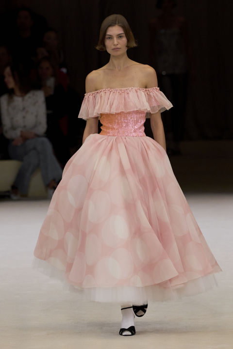 Τα ρομαντικά φορέματα έρχονται από τις πασαρέλες για να σαγηνέψουν την Άνοιξη-Καλοκαίρι 2024