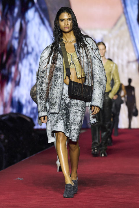  Το grey jeans είναι το νέο ασφαλές στοίχημα για το 2024