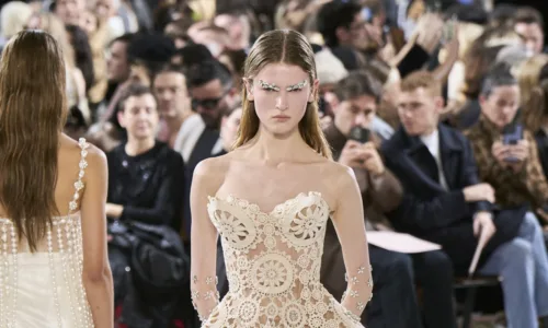 Jean Paul Gaultier Couture Άνοιξη 2024: Η αναπάντεχη μεταμόρφωση του εμβληματικού κωνικού σουτιέν