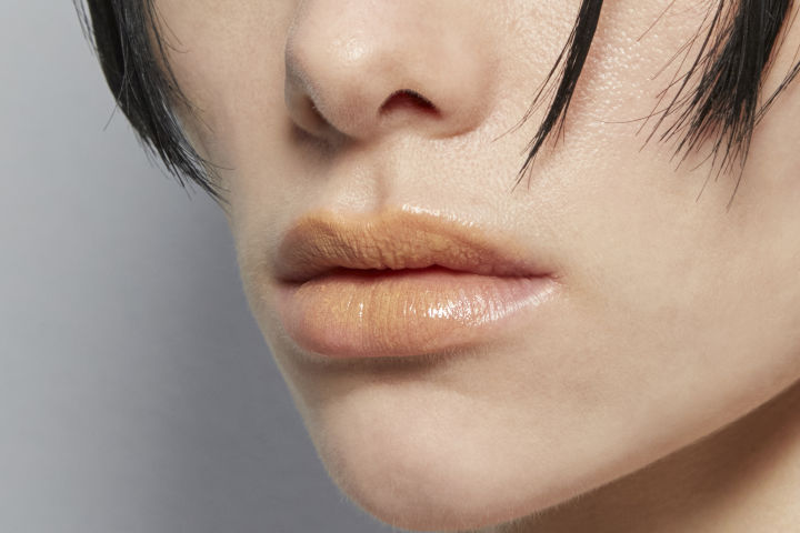 Πολύχρωμη σκιά ματιών, έντονο ρουζ και φωτεινή μάσκαρα: Τα 8 κυρίαρχα beauty trends του 2024 που ήδη σαρώνουν