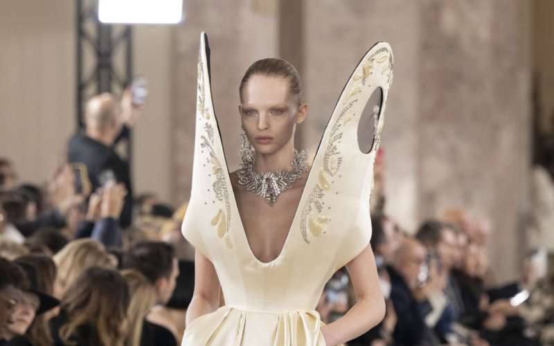 Schiaparelli Couture Άνοιξη 2024: Παντρεύοντας την Αστρονομία με την Άγρια Δύση