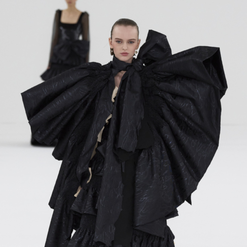 Ο πειραματικός αυθορμητισμός με ψαλίδια στην Haute Couture Spring ’24 των Viktor & Rolf