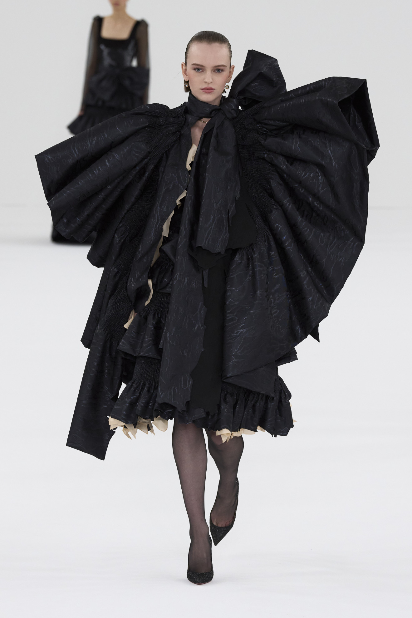 Ο πειραματικός αυθορμητισμός με ψαλίδια στην Haute Couture Spring ’24 των Viktor & Rolf 