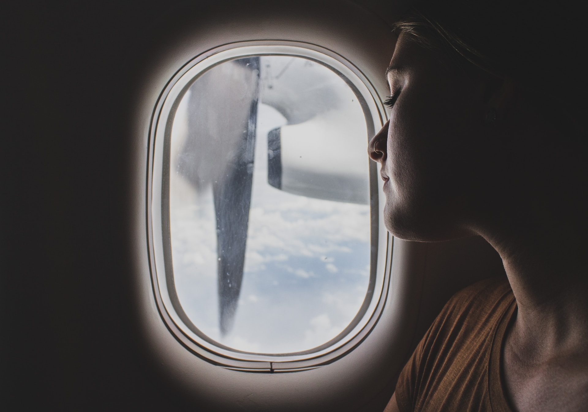Να γιατί απαγορεύεται να κοιμηθείς στο αεροπλάνο αυτές τις 2 συγκεκριμένες στιγμές του ταξιδιού