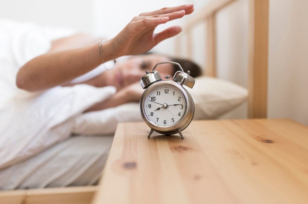H μέθοδος ύπνου 10-3-2-1-0 για να κοιμάσαι πιο εύκολα