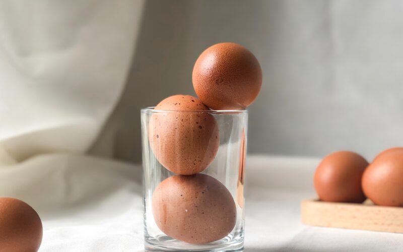 Πώς θα καταλάβεις αν ένα αυγό είναι φρέσκο- Το κόλπο με το ποτήρι