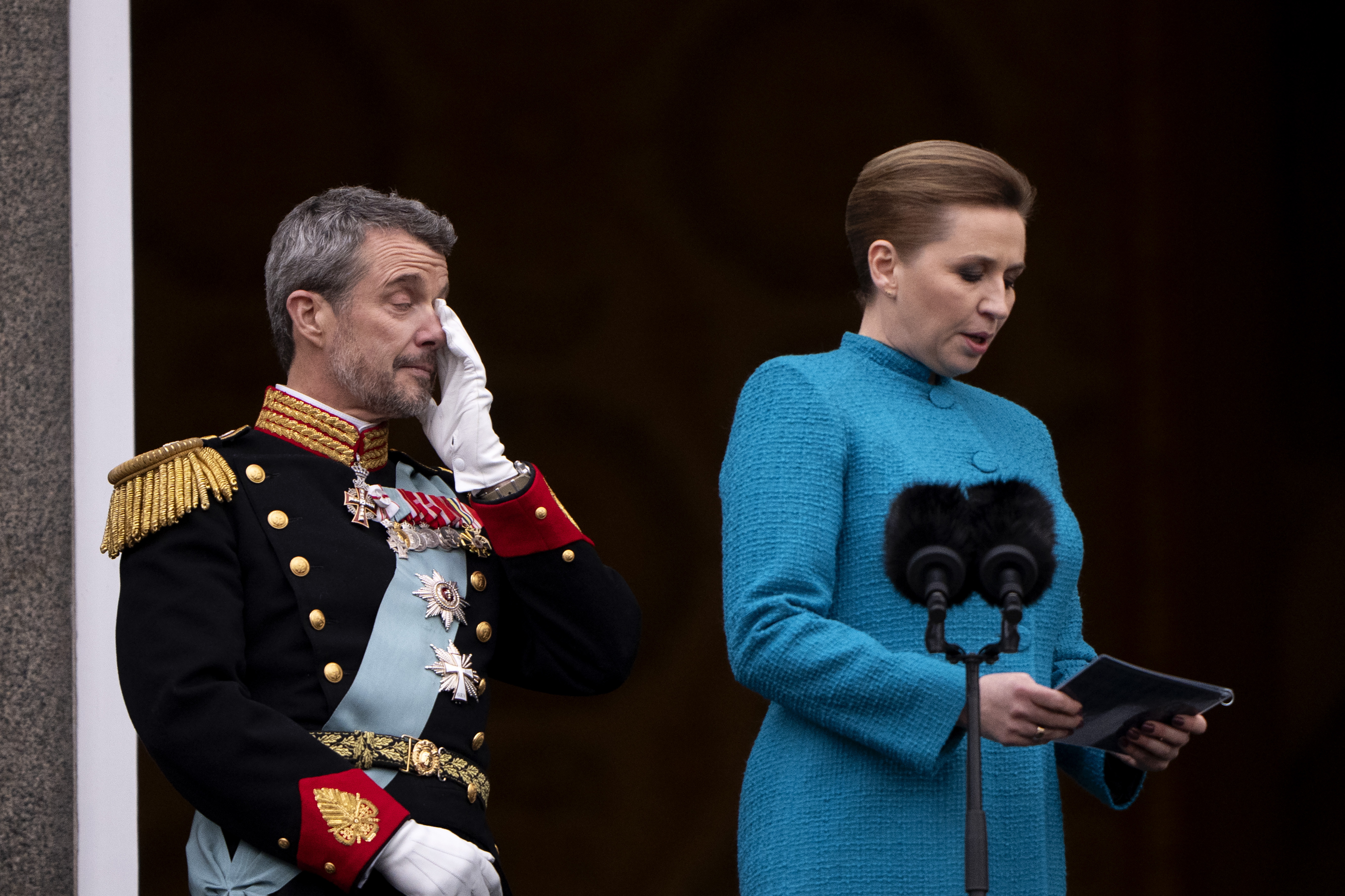 Δανία: O Φρειδερίκος Ι ́ ανεβαίνει στον θρόνο - Το πρώτο βασιλικό φιλί με την σύζυγό του 