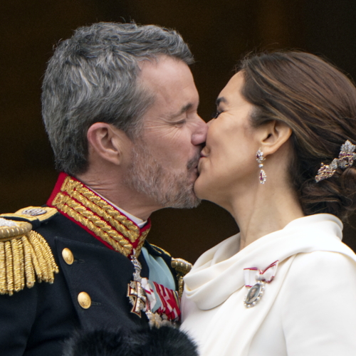 Δανία: O Φρειδερίκος Ι ́ ανεβαίνει στον θρόνο - Το πρώτο βασιλικό φιλί με την σύζυγό του