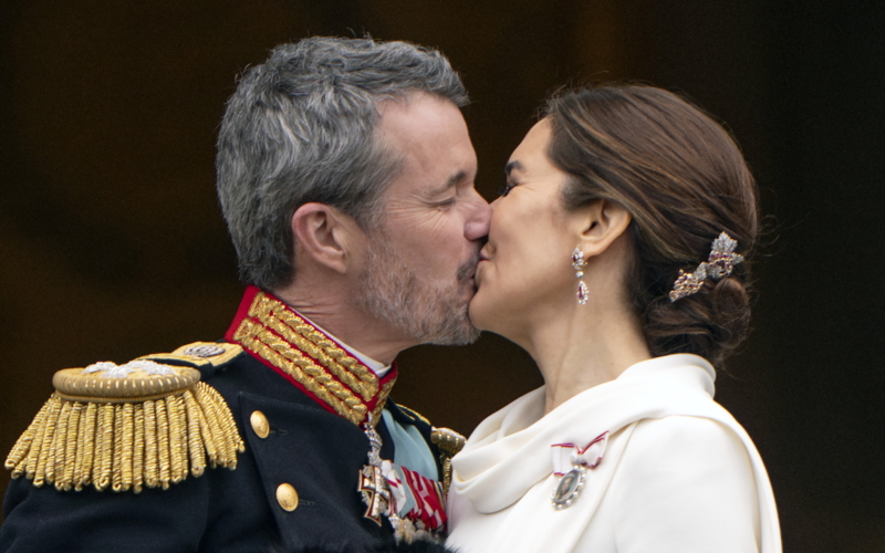 Δανία: O Φρειδερίκος Ι ́ ανεβαίνει στον θρόνο - Το πρώτο βασιλικό φιλί με την σύζυγό του