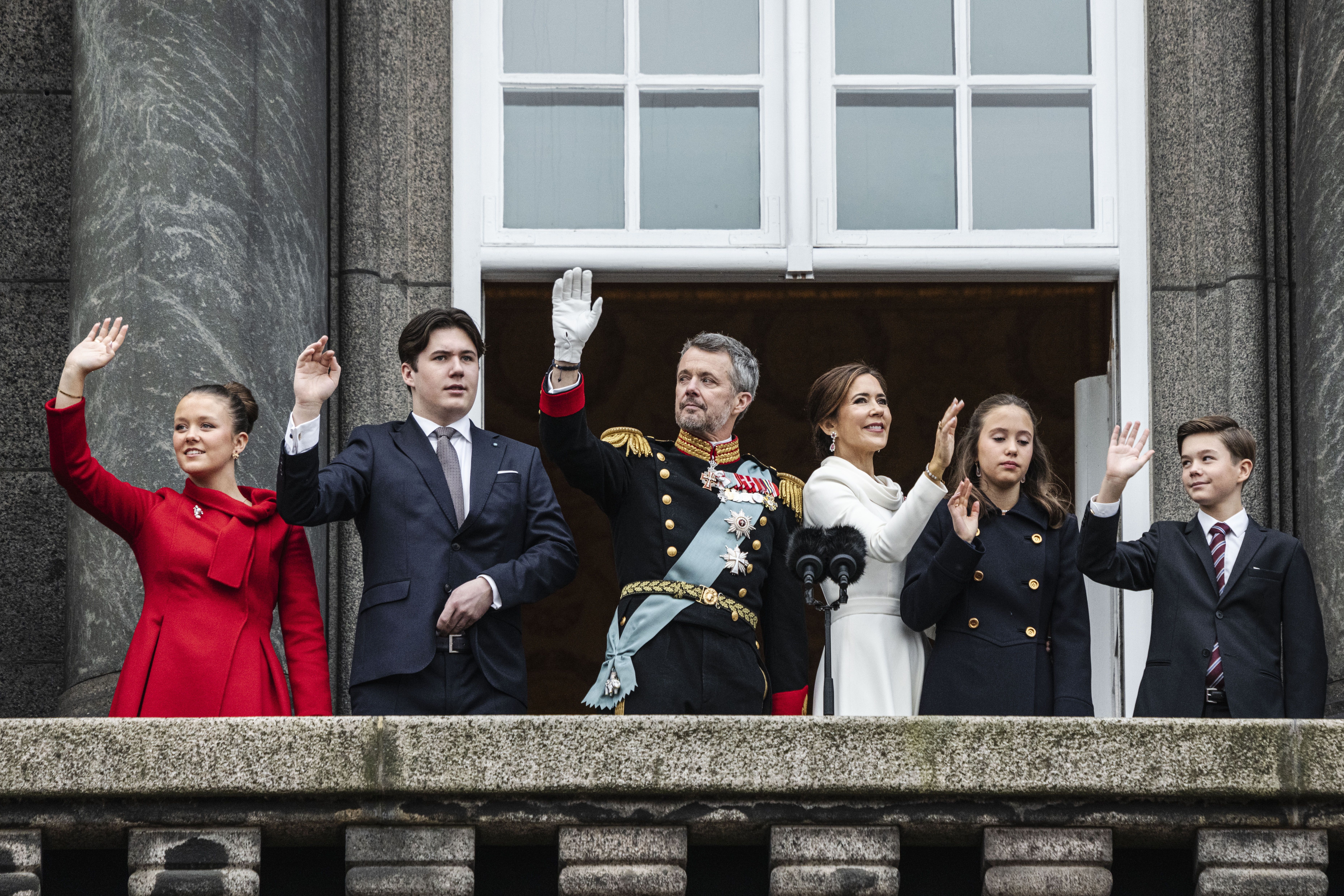 Δανία: O Φρειδερίκος Ι ́ ανεβαίνει στον θρόνο - Το πρώτο βασιλικό φιλί με την σύζυγό του 