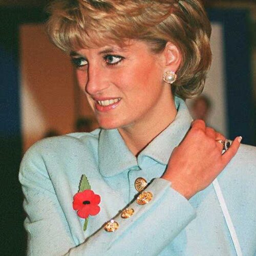 Για ένα απόλυτα preppy royal look όπως έκανε η Lady D φόρεσε μαργαριταρένια σκουλαρίκια