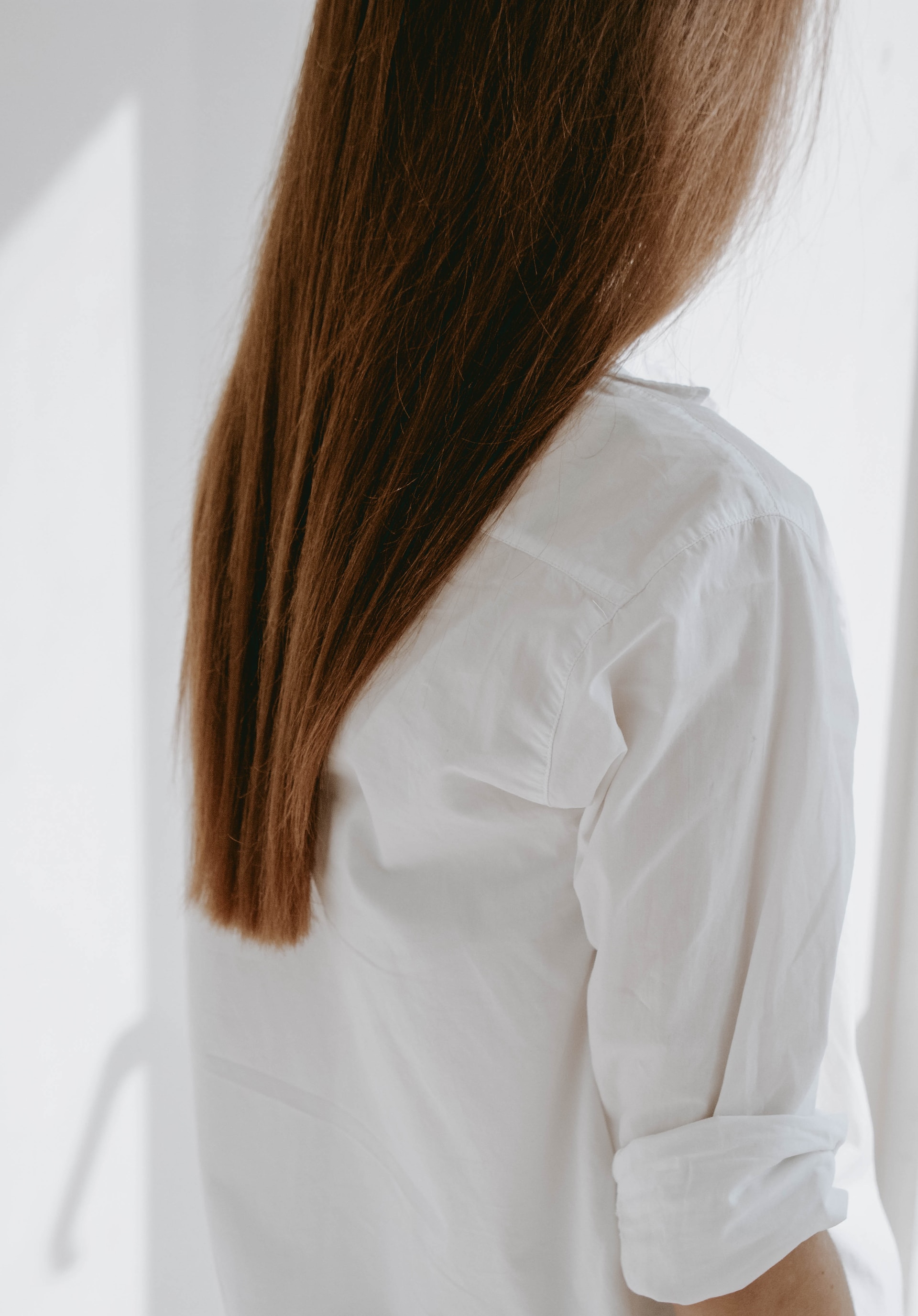 4 μυστικά που δεν θα σου πει ούτε ο κομμωτής σου για να έχεις πάντα ίσια μαλλιά ακόμη και αν έχει υγρασία