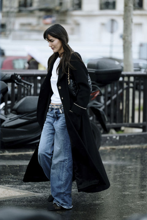 5 casual chic looks που συνδυάζουν το αγαπημένο σου jeans με το ιδανικό πανωφόρι