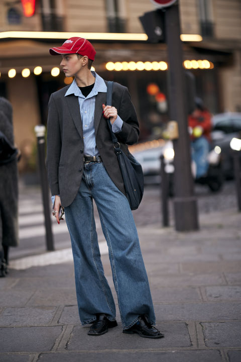 5 casual chic looks που συνδυάζουν το αγαπημένο σου jeans με το ιδανικό πανωφόρι