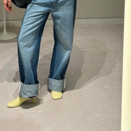 Baggy, slouchy jeans: Το 2024 είναι επίσημα η χρονιά αυτής της περίεργα, όμορφης τάσης