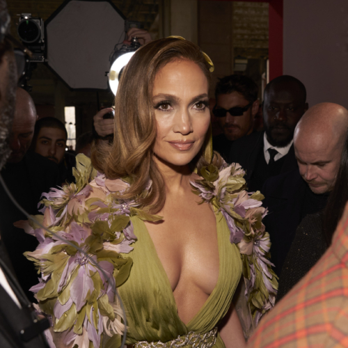 Οι εκ διαμέτρου αντίθετες εμφανίσεις της Jennifer Lopez στο show του Elie Saab και του Valentino