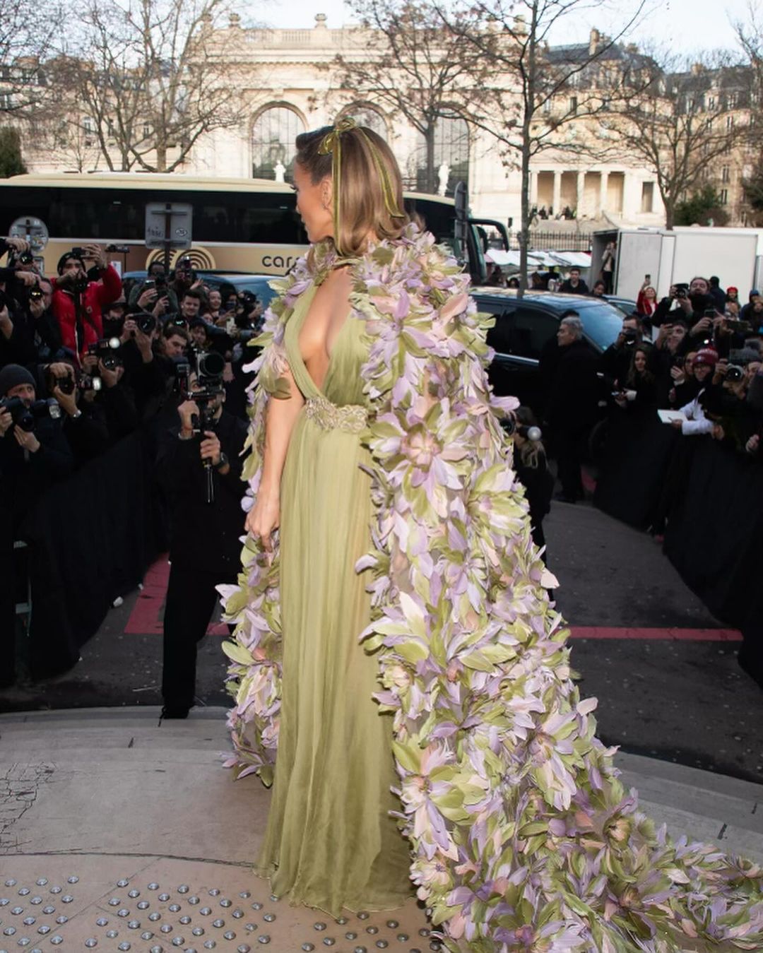Η εντυπωσιακή κάπα από λουλούδια της Jennifer Lopez στο show του Elie Saab