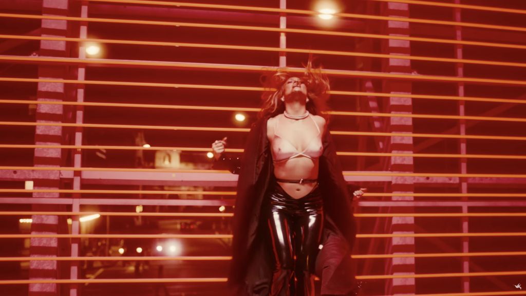 Η JLo στο νέο της video clip υιοθετεί το fashion trend του nipple bra