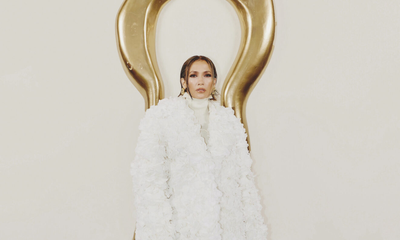 Η JLo στο νέο της video clip υιοθετεί το fashion trend του nipple bra