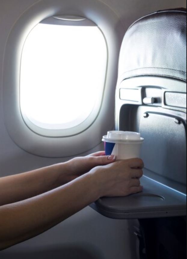 Τι πρέπει να προσέξεις με το φαγητό στο αεροπλάνο για να αποφύγεις το jet lag