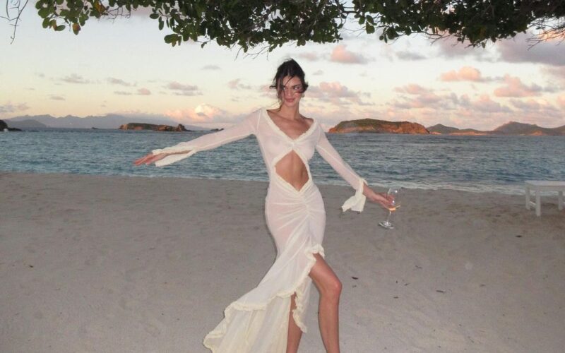 Naked trend: Η Kendall Jenner φοράει την πιο διχαστική τάση που επικράτησε το '23