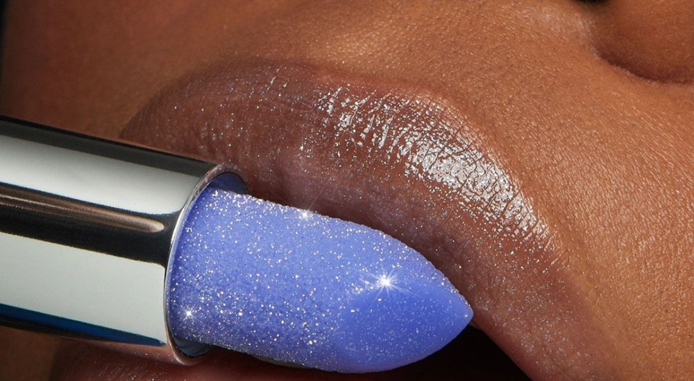 To lip balm με glitter που έχει γίνει viral στο TikΤok και δίνει glam στα χείλη