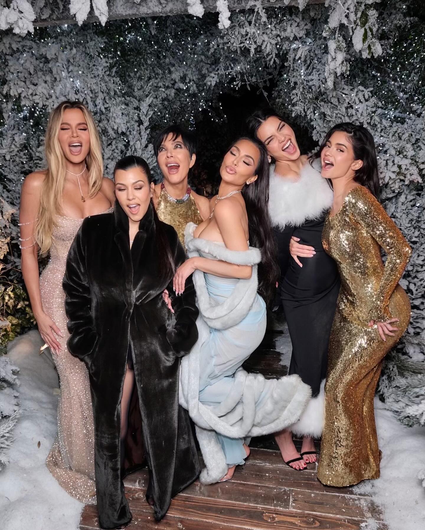 Η Kim Kardashian σκόρπισε ψεύτικο χιόνι στον κήπο της και έκανε τον κόσμο έξαλλο στο Instagram