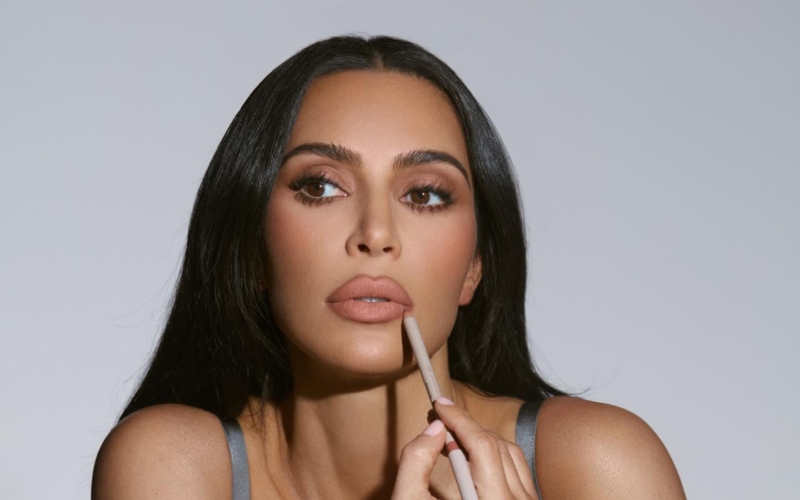 Skkn by Kim Makeup: Η Kim Kardashian επαναλανσάρει τη σειρά μακιγιάζ της με νέες γήινες αποχρώσεις