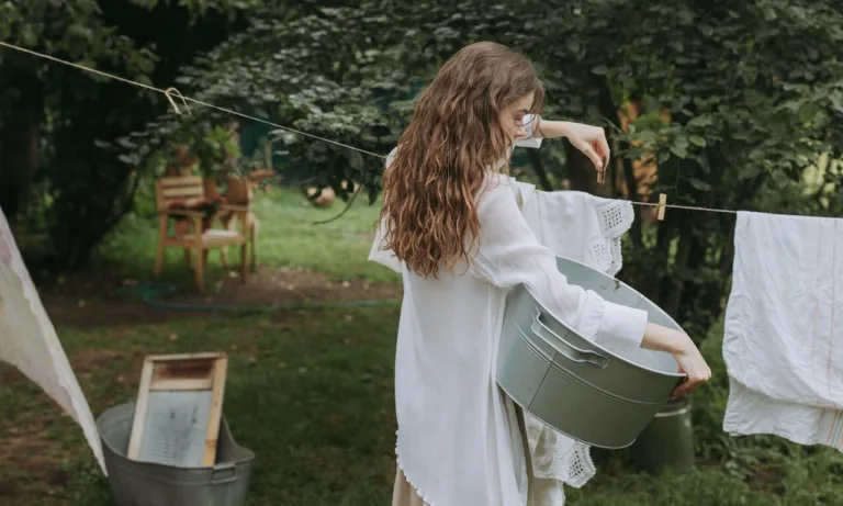 Δύσκολοι λεκέδες στα ρούχα σου; Ξεφορτώσου τους με αυτό το απλό hack