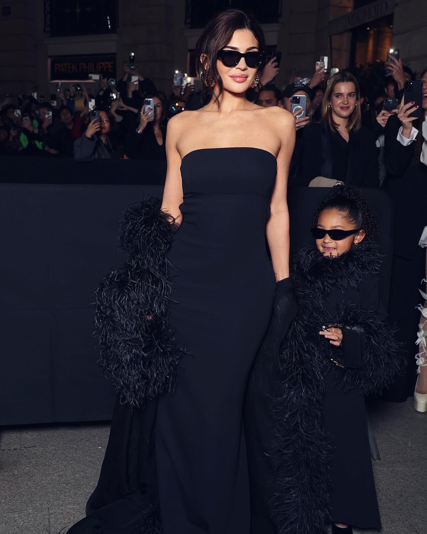 Η Kylie Jenner και η κόρη της Stormi matchy matchy με το ίδιο look στο show του Valentino