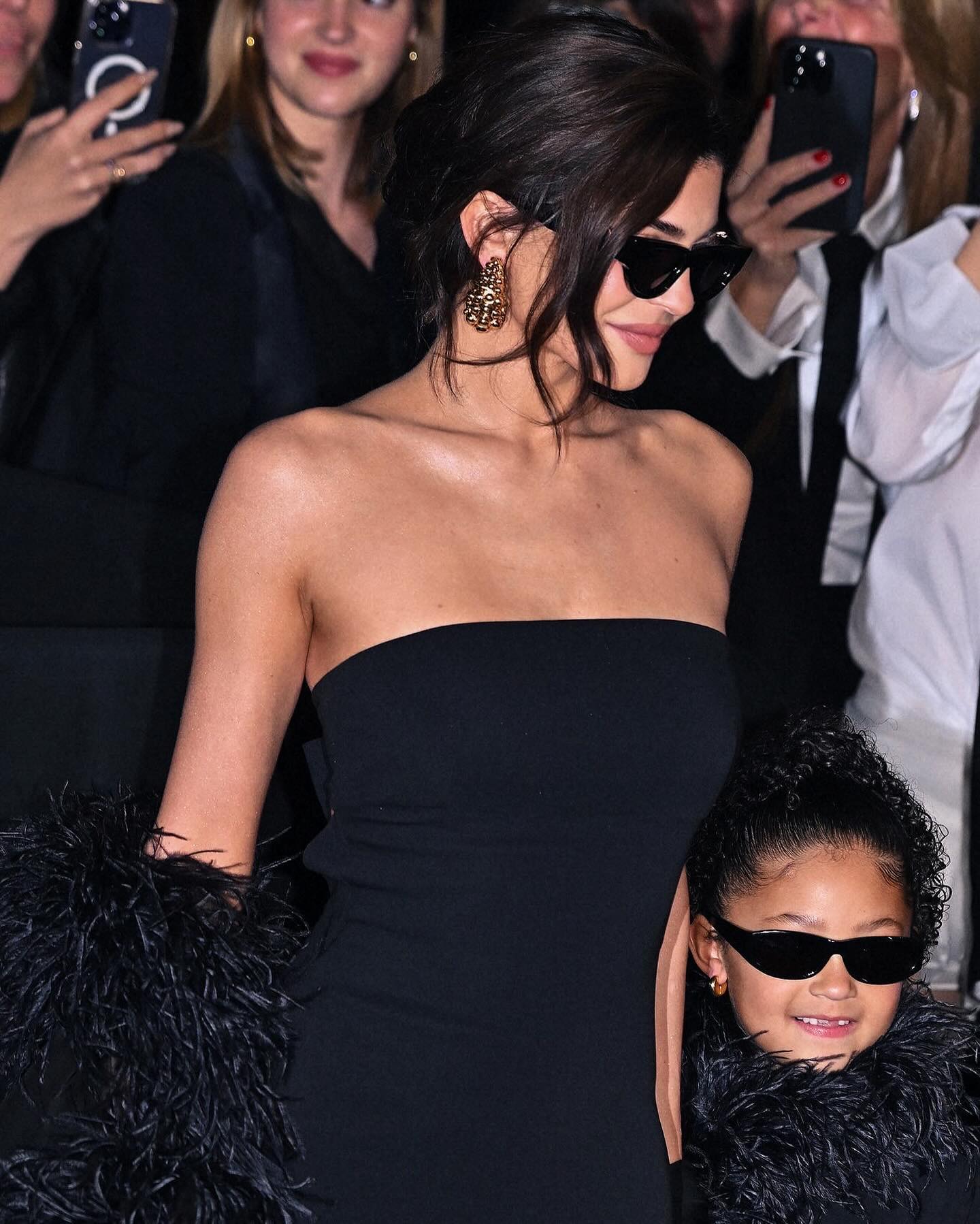 Η Kylie Jenner και η κόρη της Stormi matchy matchy με το ίδιο look στο show του Valentino