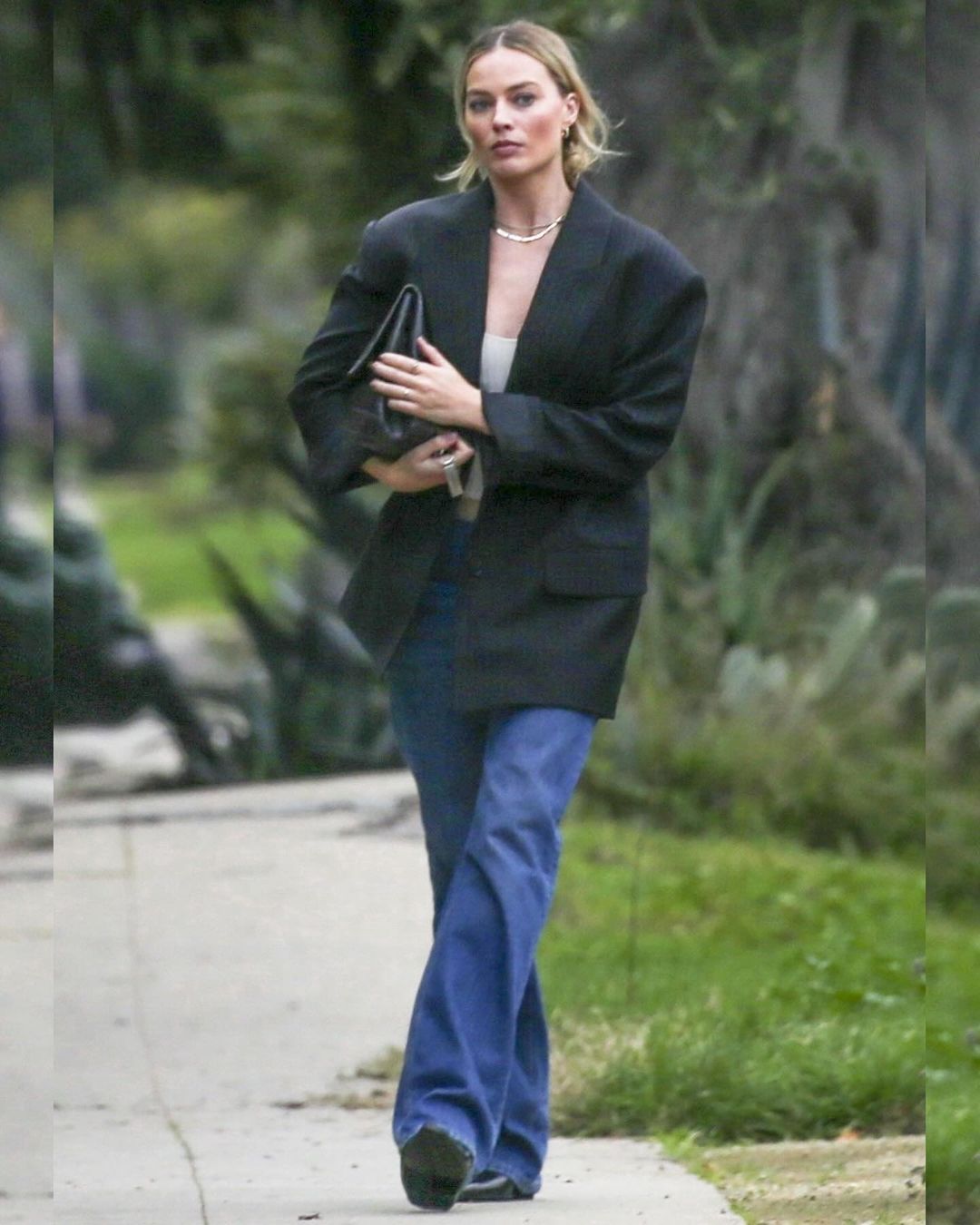 Η Margot Robbie συνδυάζει τις 2 mega τάσεις της σεζόν: Το oversized blazer και τη supersized τσάντα