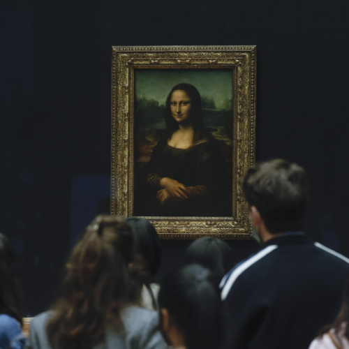 Mona Lisa: 2 διαδηλώτριες πέταξαν σούπα στον πίνακα του Da Vinci