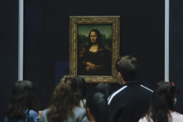 Mona Lisa: 2 διαδηλώτριες πέταξαν σούπα στον πίνακα του Da Vinci