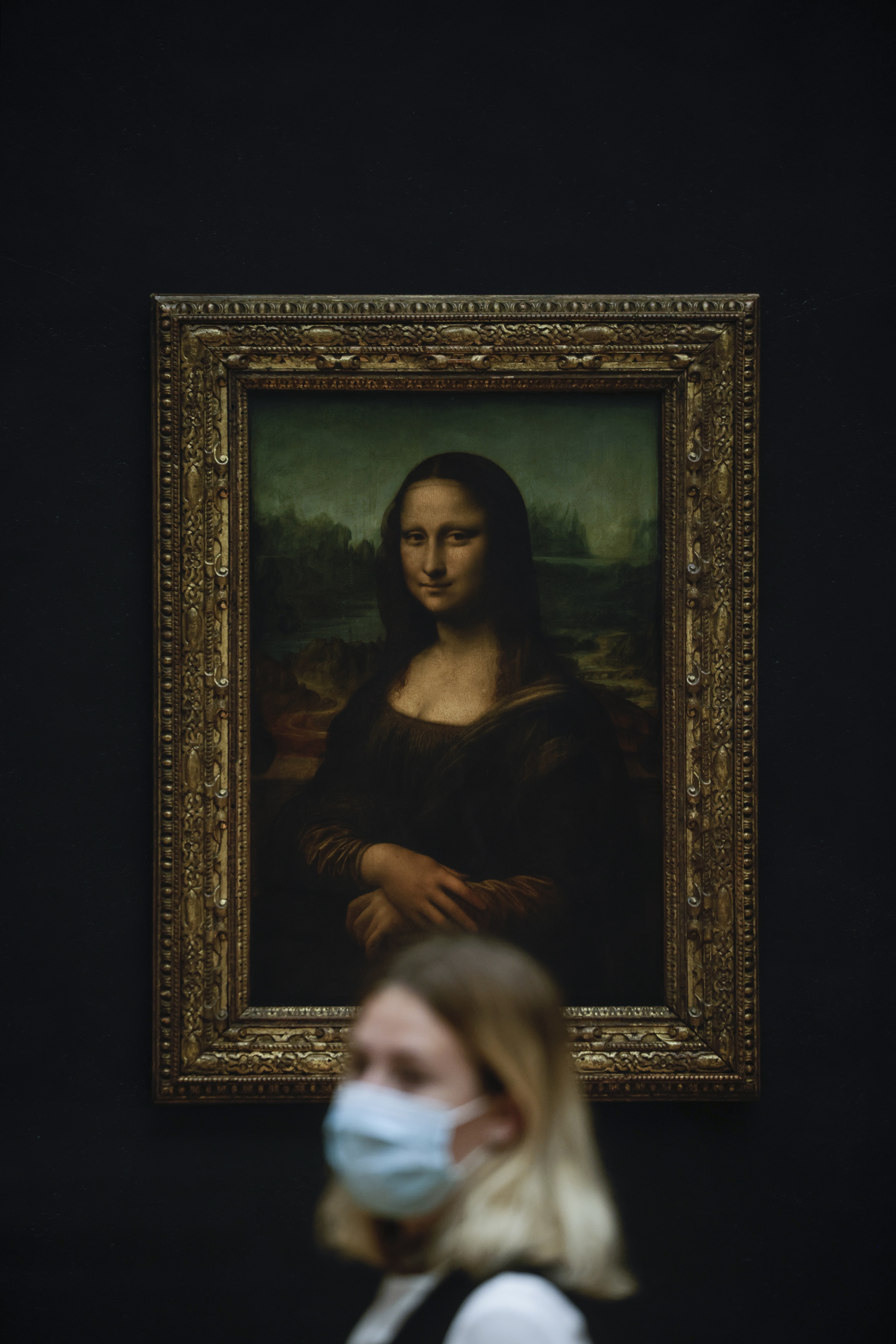 Mona Lisa: 2 διαδηλώτριες πέταξαν σούπα στον πίνακα του Da Vinci