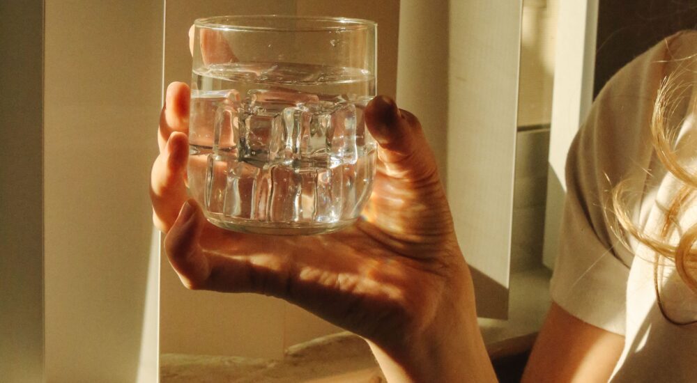 Πίνεις νερό τη σωστή ώρα; Δες ποιες στιγμές είναι καλύτερα για τον οργανισμό σου