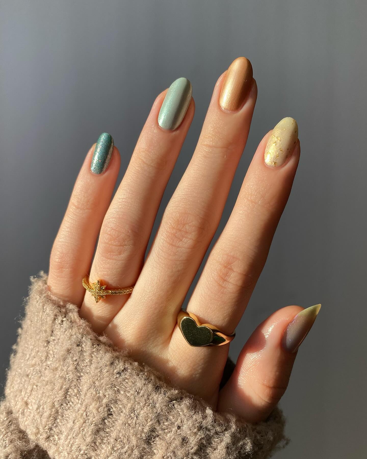 Almond nails: Το σχήμα που κολακεύει τα νύχια και 6 ιδέες για να επιλέξεις αυτό που σου ταιριάζει