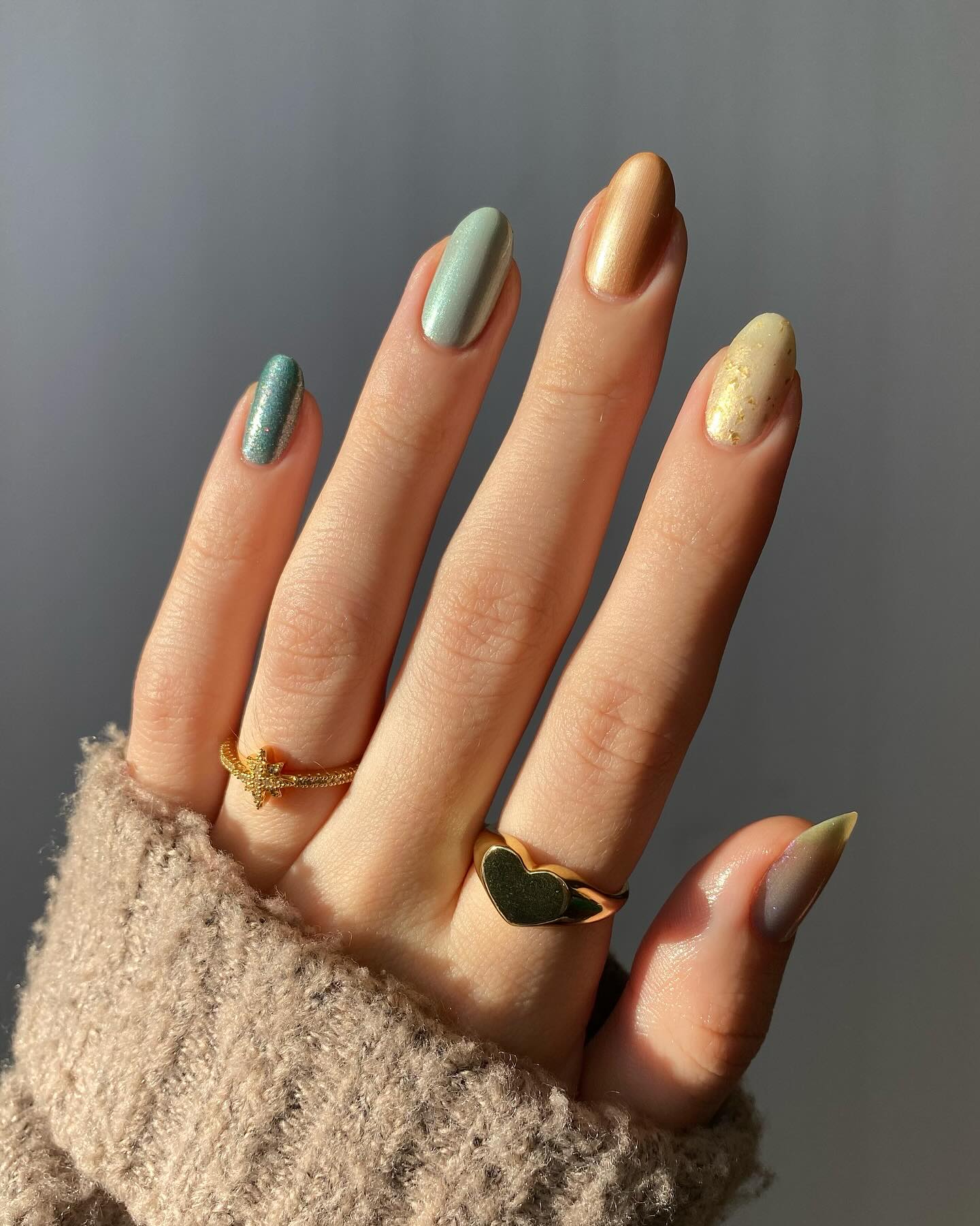 Almond nails: Το σχήμα που κολακεύει τα νύχια και 6 ιδέες για να επιλέξεις αυτό που σου ταιριάζει